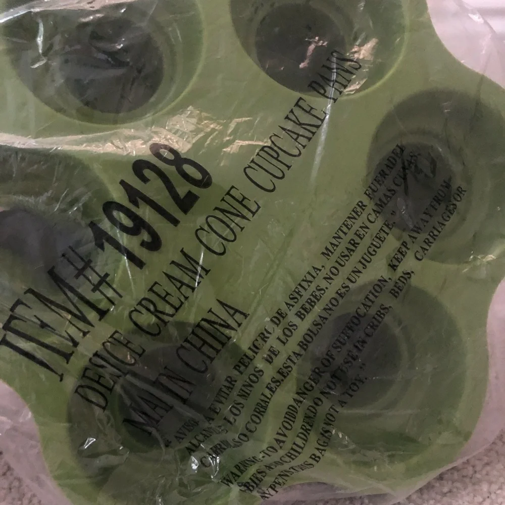 New Green Silicone Ice Cream Cone Cupcake Pan Pack of 3